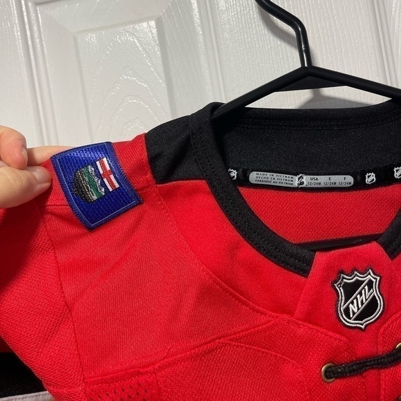 Nwt NHL Calgary flames hockey jersey size 12-24m - Picture 2 of 6